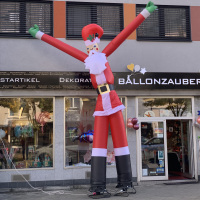 Skydancer 6 Meter Weihnachtsmann Nikolaus Santa bunt Werbung Eyecatcher zur Miete